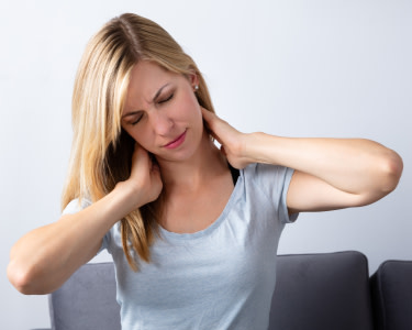 Mujer joven con dolor en el cuello