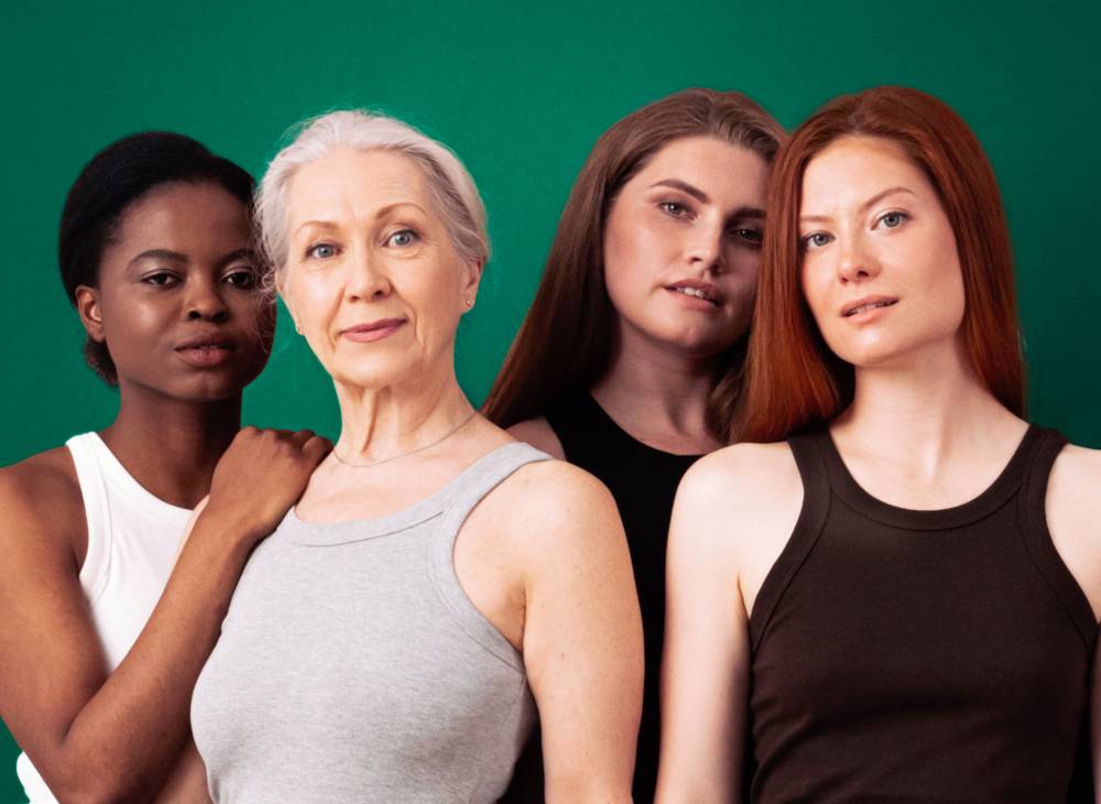 quatre femmes debout côte à côte