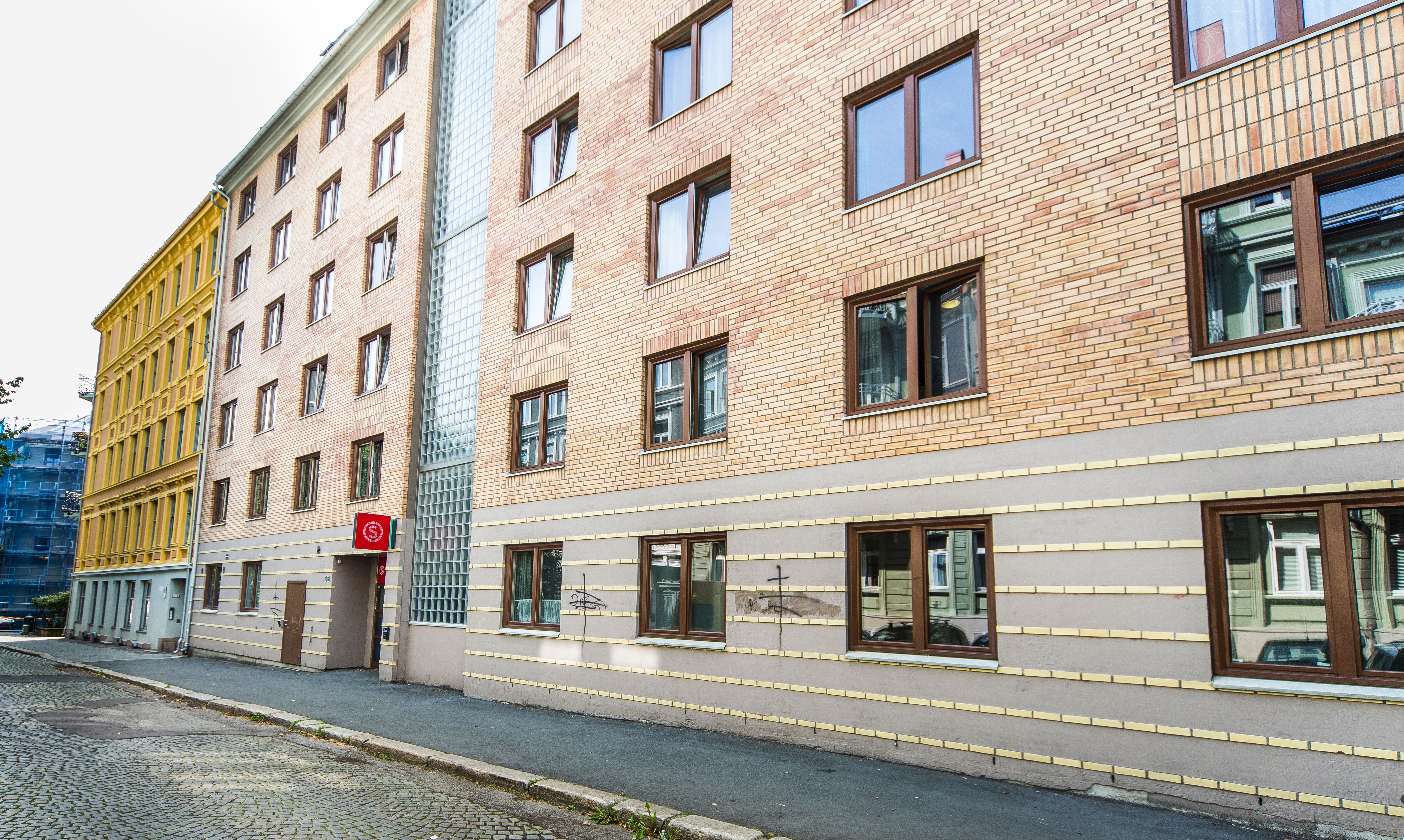 Et bilde av Sofienberg Studentby. Bygget er gult murbygg som ligger langs en gate. 