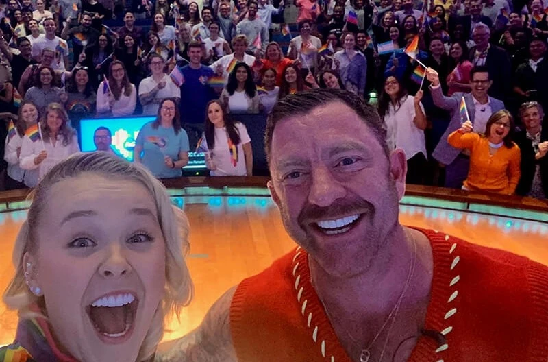 演員、舞者、歌手兼內容創作者 JoJo Siwa 聯手 P&G 寶僑家品員工,共同揭開驕傲月序幕。