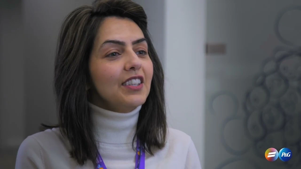 P&G 寶僑家品身心障礙同仁網站負責人暨資深科學家 Misbah Ghafoor 側身發言。她一頭黑髮,身穿白色上衣。