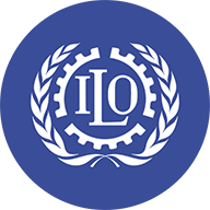 白色徽章中央印有「ILO」字樣。字體外側為齒輪狀圓環,下方由兩枝橄欖枝交匯圍繞。 圖示外圍環繞著一道藍色圓圈。