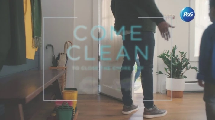 從背後拍攝一個人正在打開自家大門,圖上文字:Come Clean to Close the Chore Gap