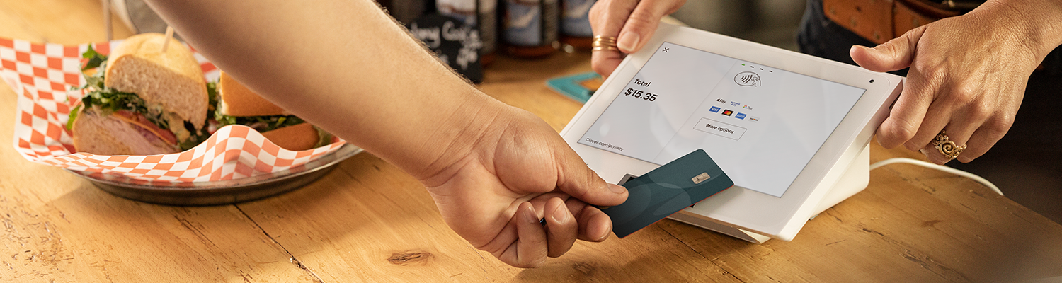 customer making a contactless payment with a credit card on a mini 3 screen