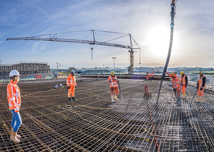 Concrete is poured over the surface of the Ankie Verbeek-Ohrlaan viaduct, which will connect to the A16 Rotterdam.