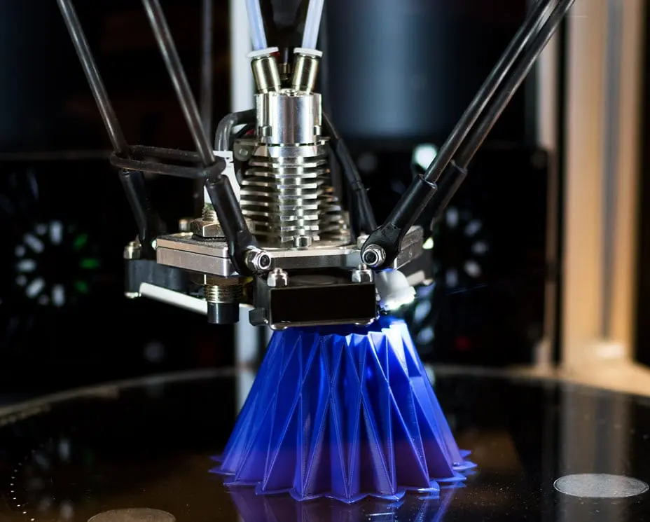 Creating additive manufacturing toolpaths