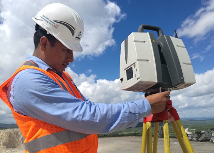 A worker using a Leica P40 ScanStation laser scanner