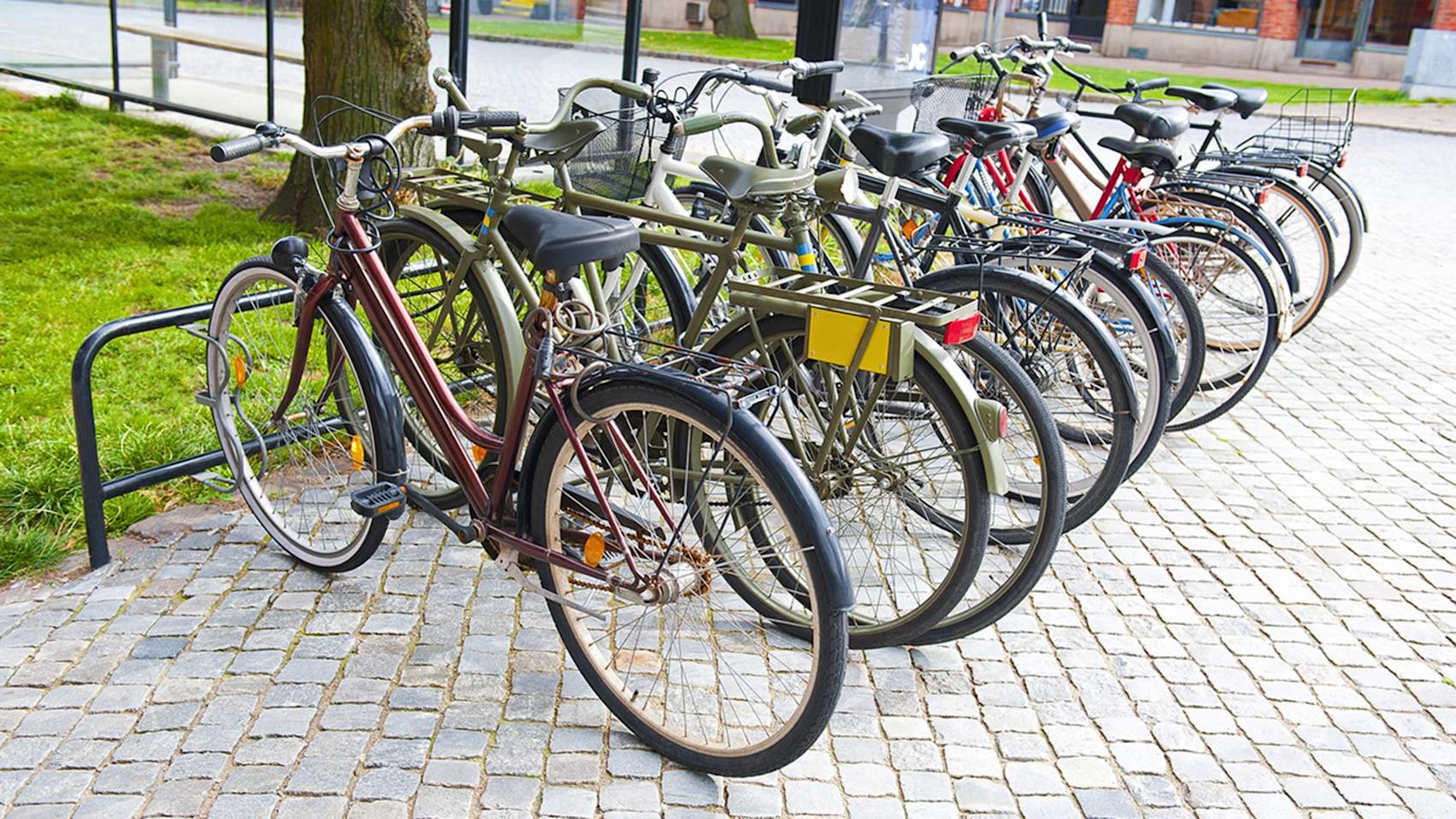 Flera cyklar i cykelställ