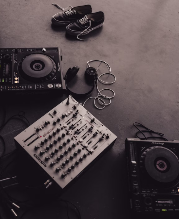 EDITORIALS - SS26 - LAUNCHES: VANS - FEATURE - GRID - ROW2 - COL IMG 3 - IMG