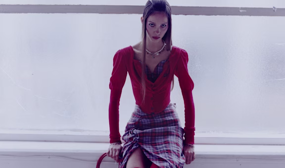 EDITORIALS - AW25 - IN FOCUS:VIVIENNE WESTWOOD - FEATURE - GRID - ROW2 - COL IMG 5 - IMG