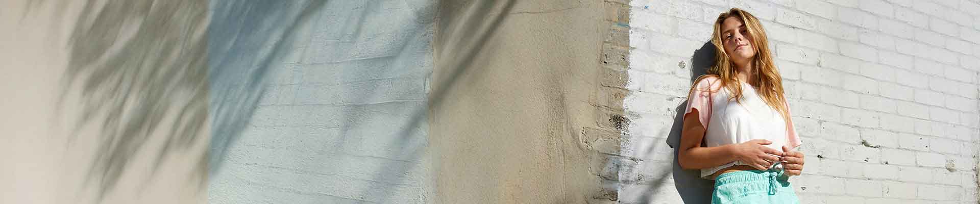 Teenager-Mädchen lehnt an der Wand im freien