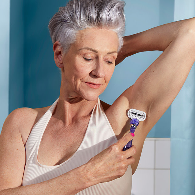 Reife Frau rasiert ihre Achseln