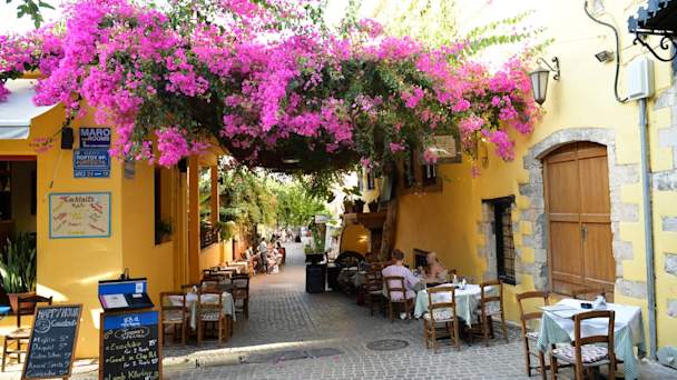 Nydelig blomster i trangt smug, Kreta, TUI