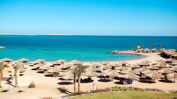 Vakker strand med krystallklart vann i Egypt.