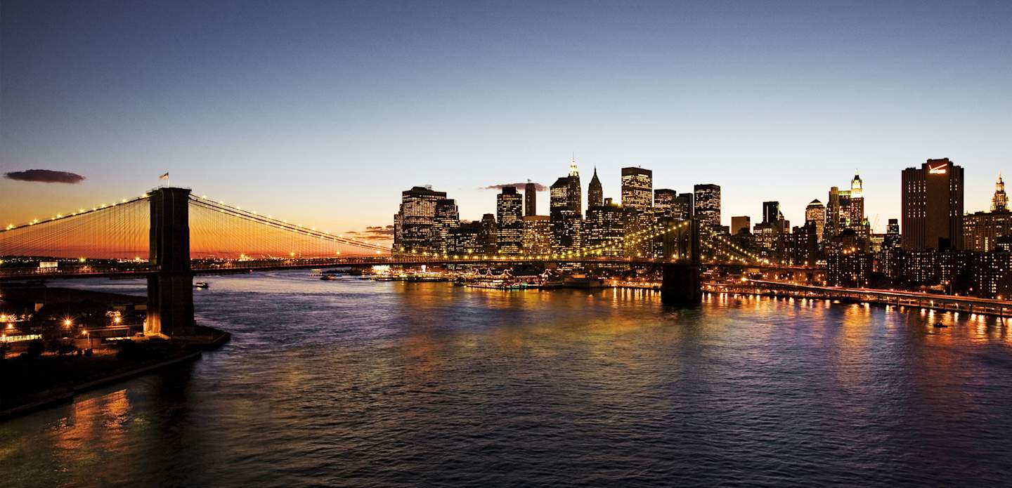 Bestill en langweekend til New York i dag- Illustrerer bybilde kveldstid.