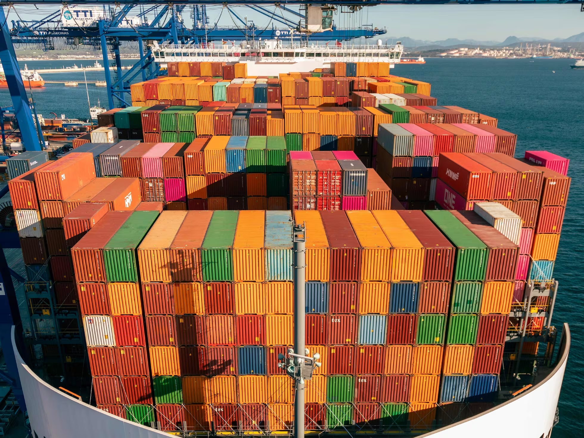 Déficit comercial de EU alcanza un nuevo récord en 2025.