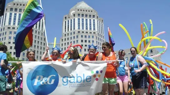 Υποστηρίζοντας τις δραστηριότητες Pride σε όλο τον κόσμο