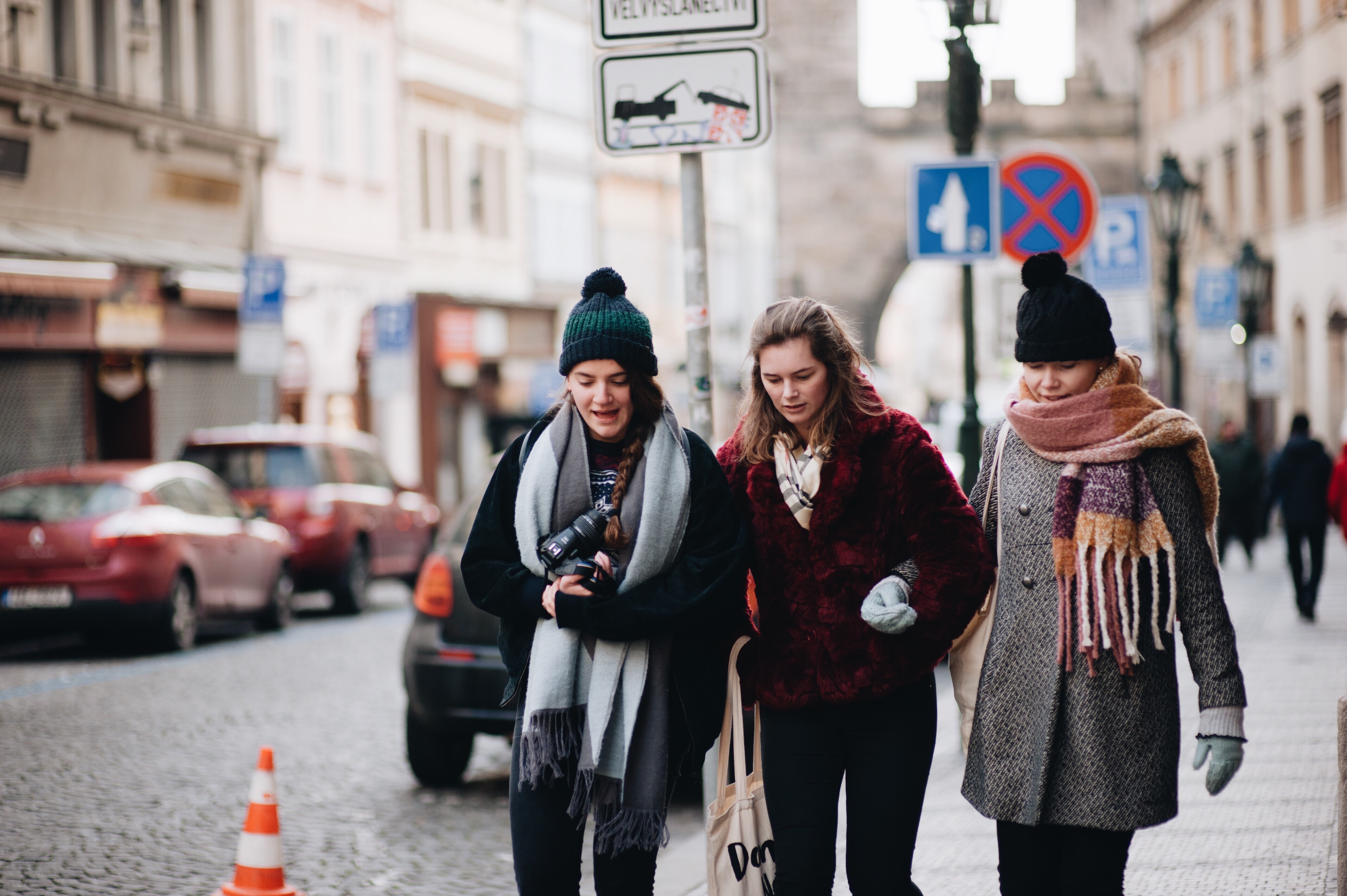 winter-travel-autumn-city-life-fall-friends-tourists-winter-season-autumn-season-fall-season t20 go1dWd