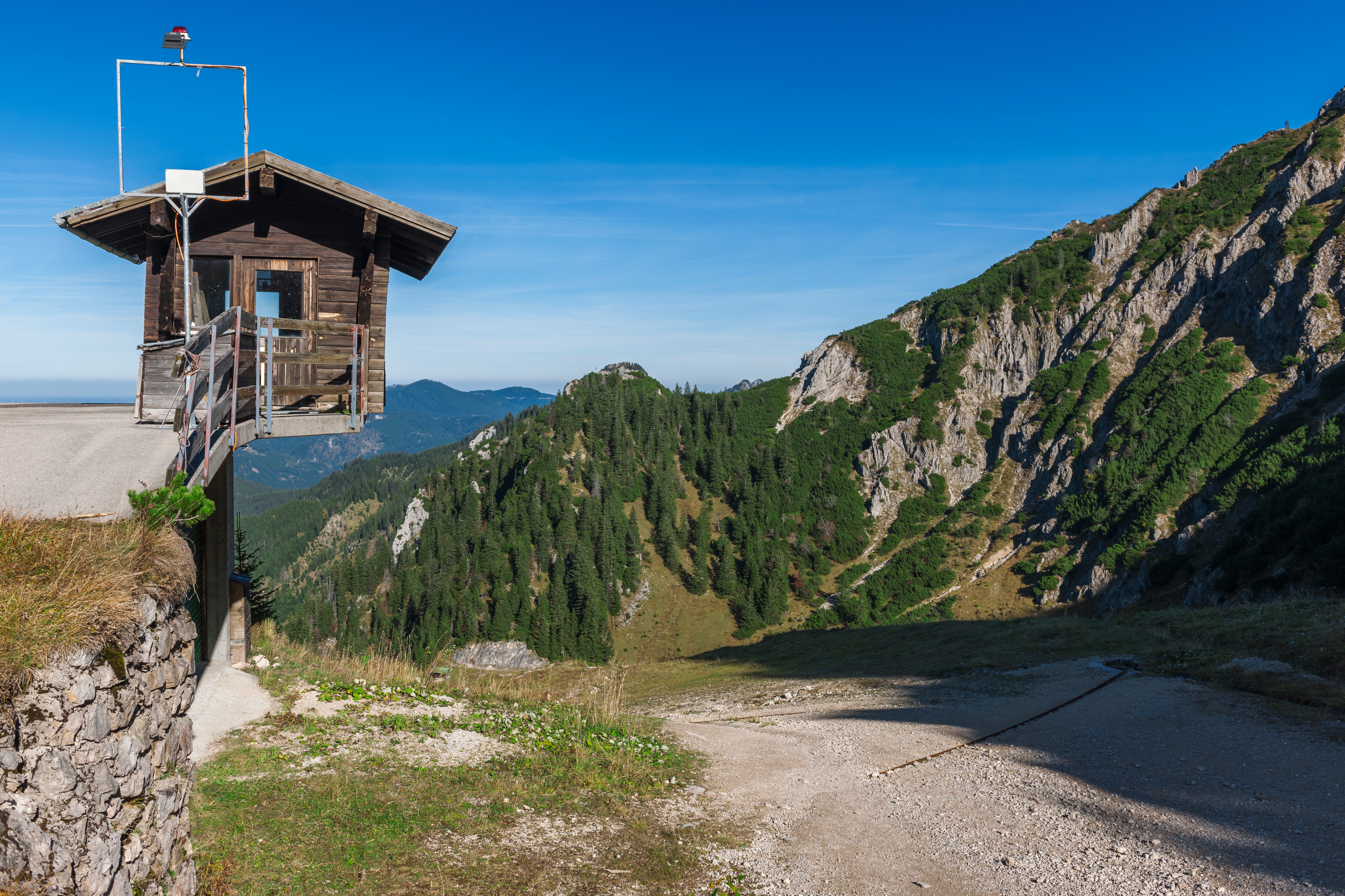 unusually-with-overhang-built-small-weather-and-observation-station-with-position-near-the-mountain t20 WxVVJK