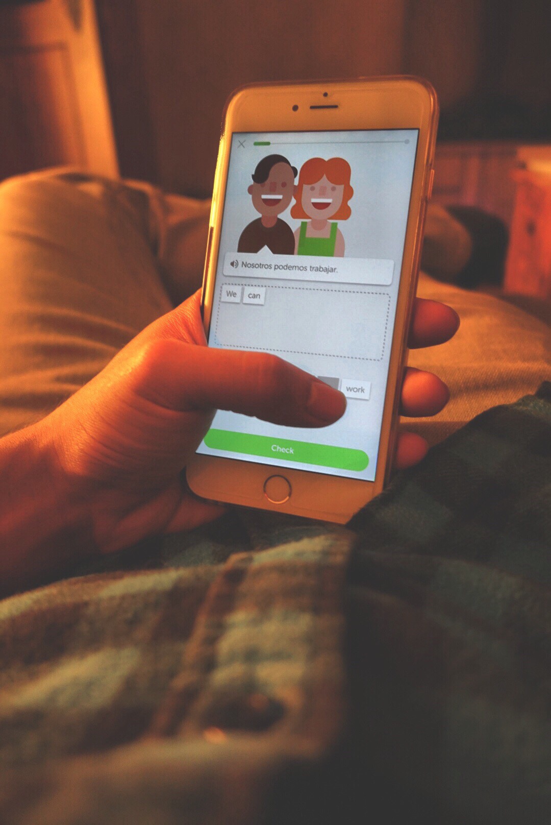 casually-studying-a-2nd-language-on-a-phone-app t20 3JE993