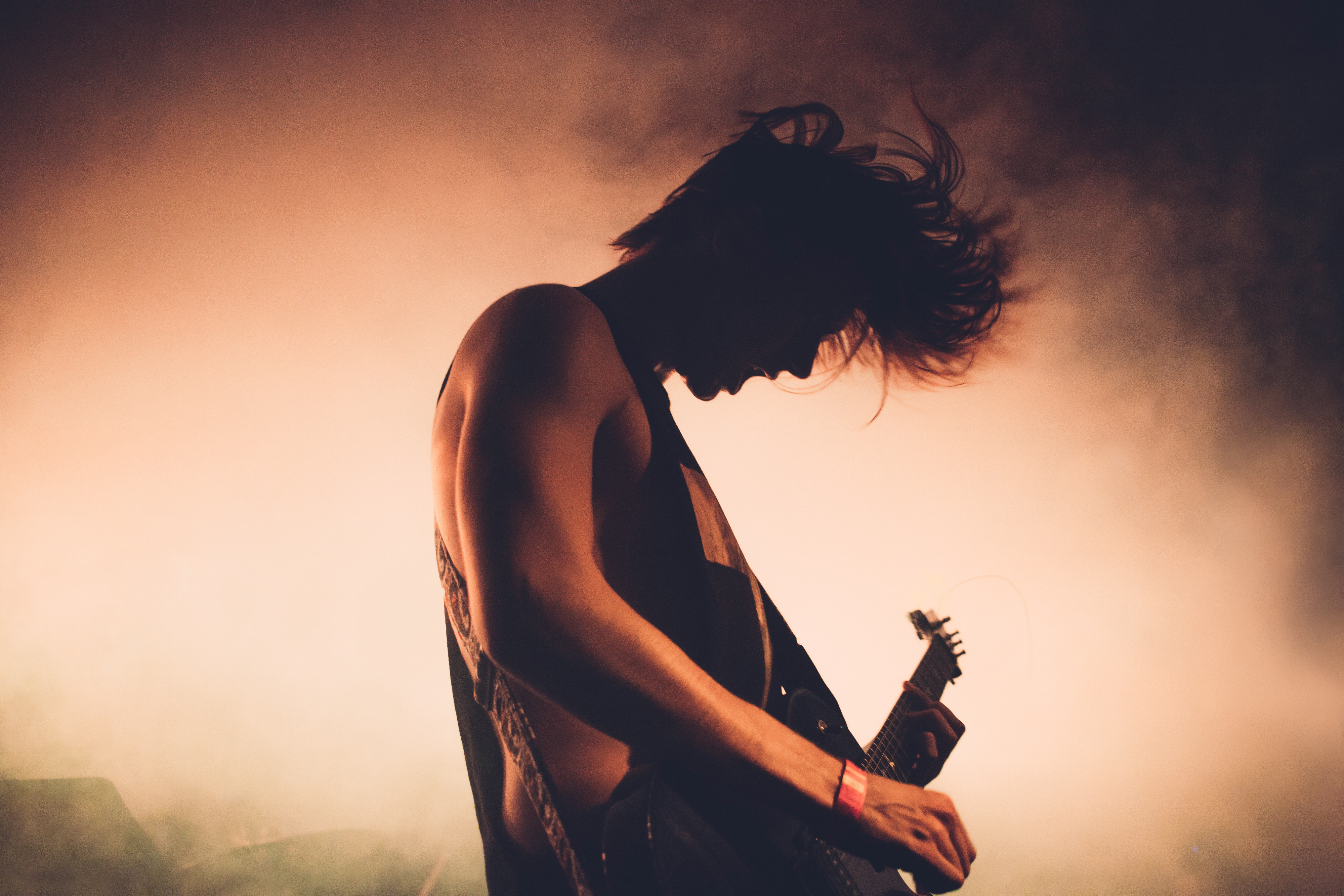 guitar-player-in-smoke t20 RwVlKa