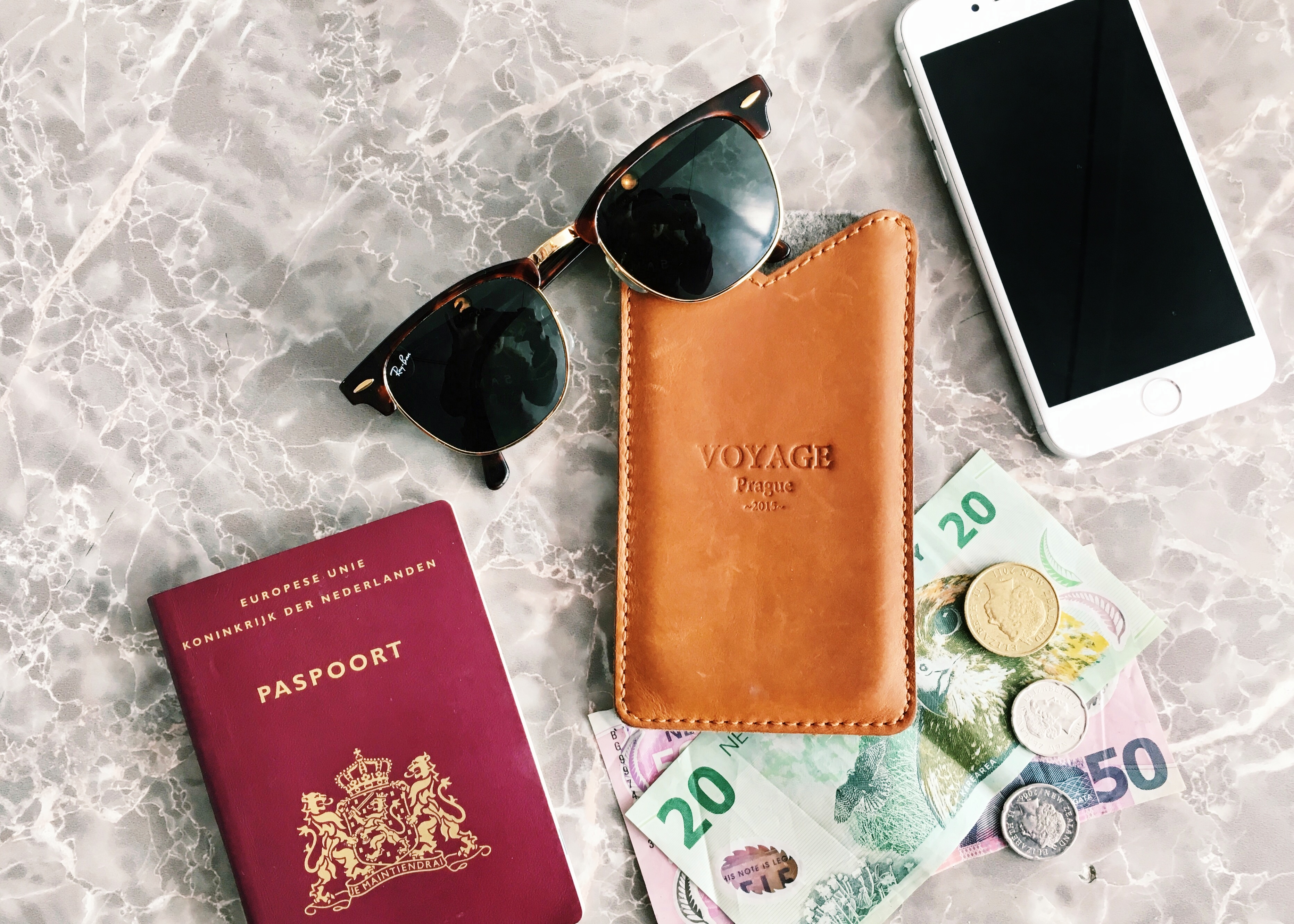 flatlay-travel-items-passport-phone-money-and-sunglasses t20 JaZy6R