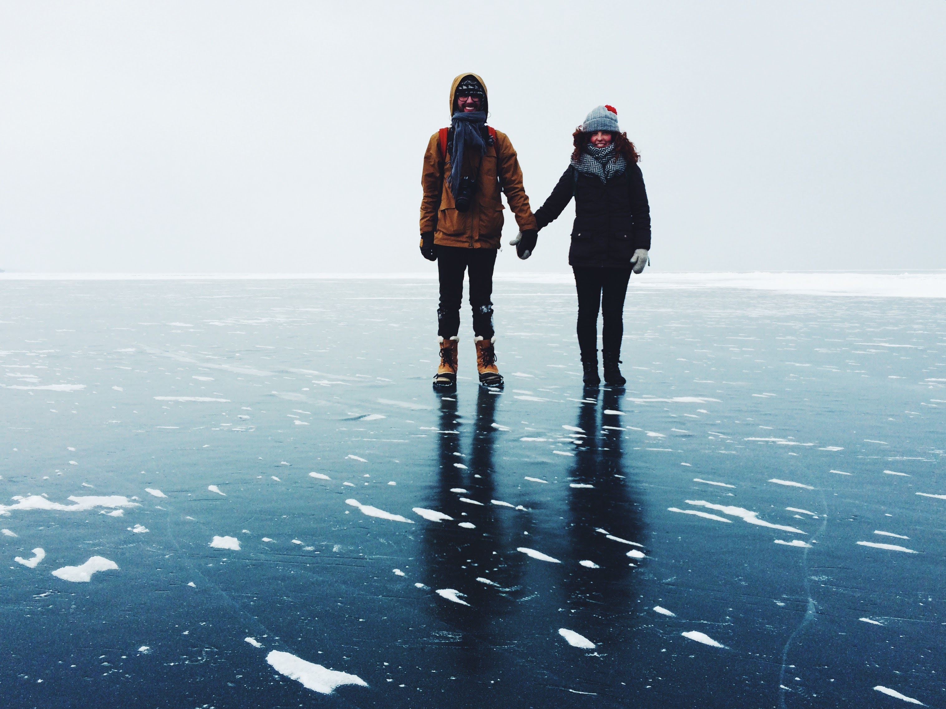 couple-holding-hands-on-ice-in-winter t20 kjB8Z3