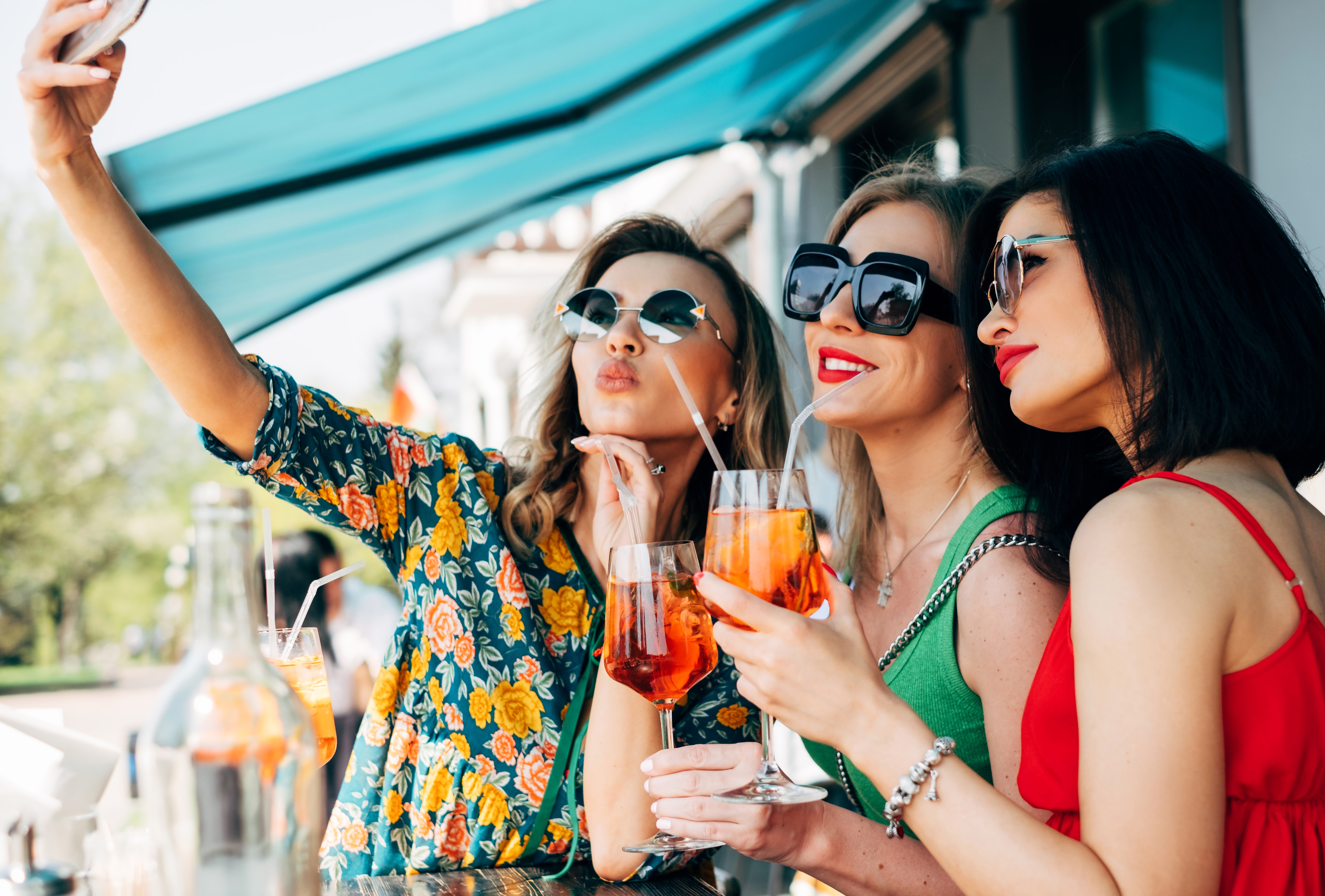 summer-fun-fashion-group-of-people-selfie-sunglasses-party-lifestyle-beautiful-summertime t20 3wP7y3