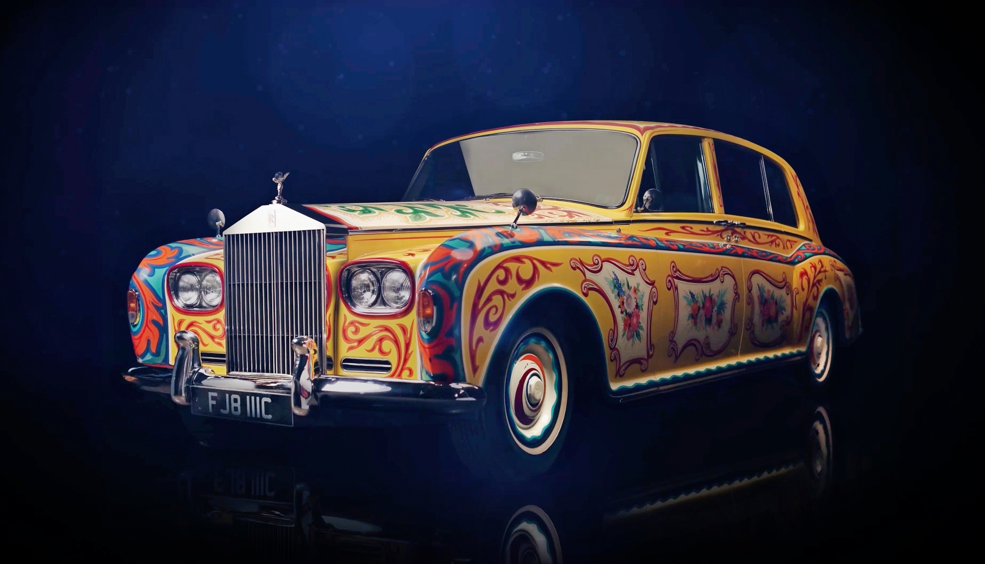 John Lennonin Rolls-Royce. Taide ja ylelliset autot ovat usein kuuluneet yhteen, mutta harvoin niin näyttävästi kuin John Lennonin vuonna 1965 valmistuneessa ja vuonna 1966 uuden maalipinnan saaneessa Phantom V:ssä. Ja vuonna 1967 ilmestyi sitten Sgt. Pepper's Lonely Hearts Club Band.