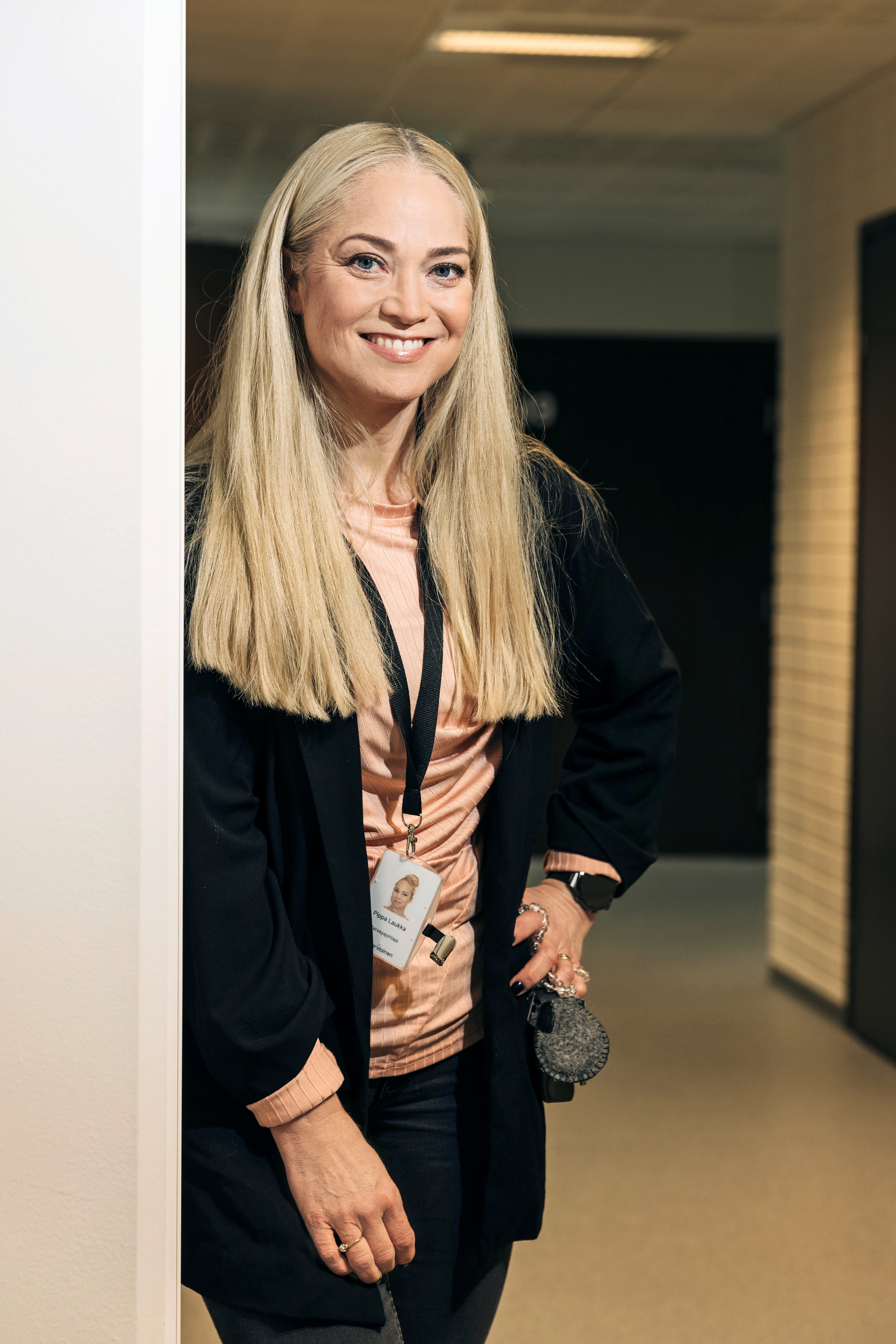 Pippa Laukka seisoo.