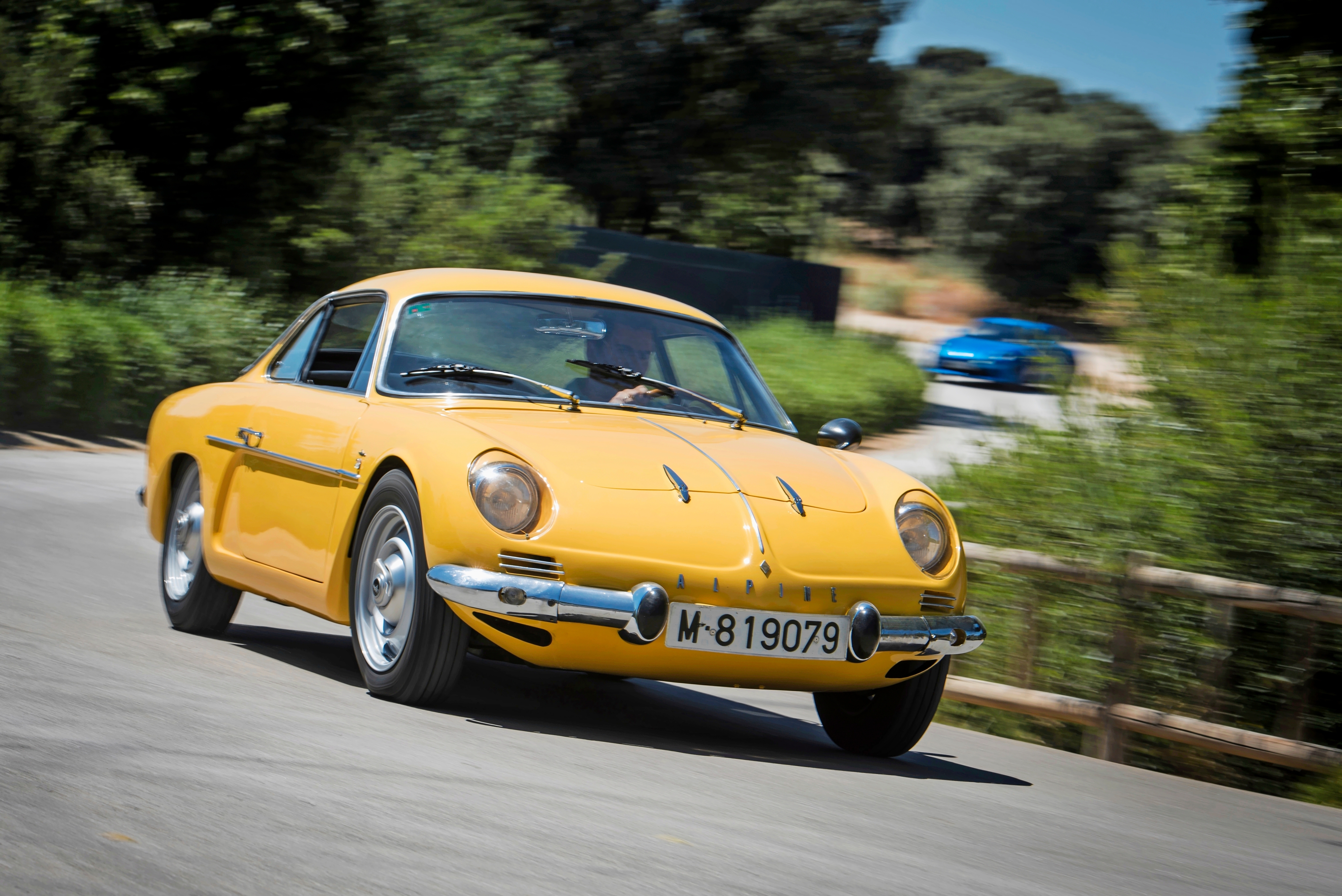 Renault Alpine. Pieni takamoottorisukkula rakastaa kaarteita enemmän kuin pitkiä moottoritieosuuksia.