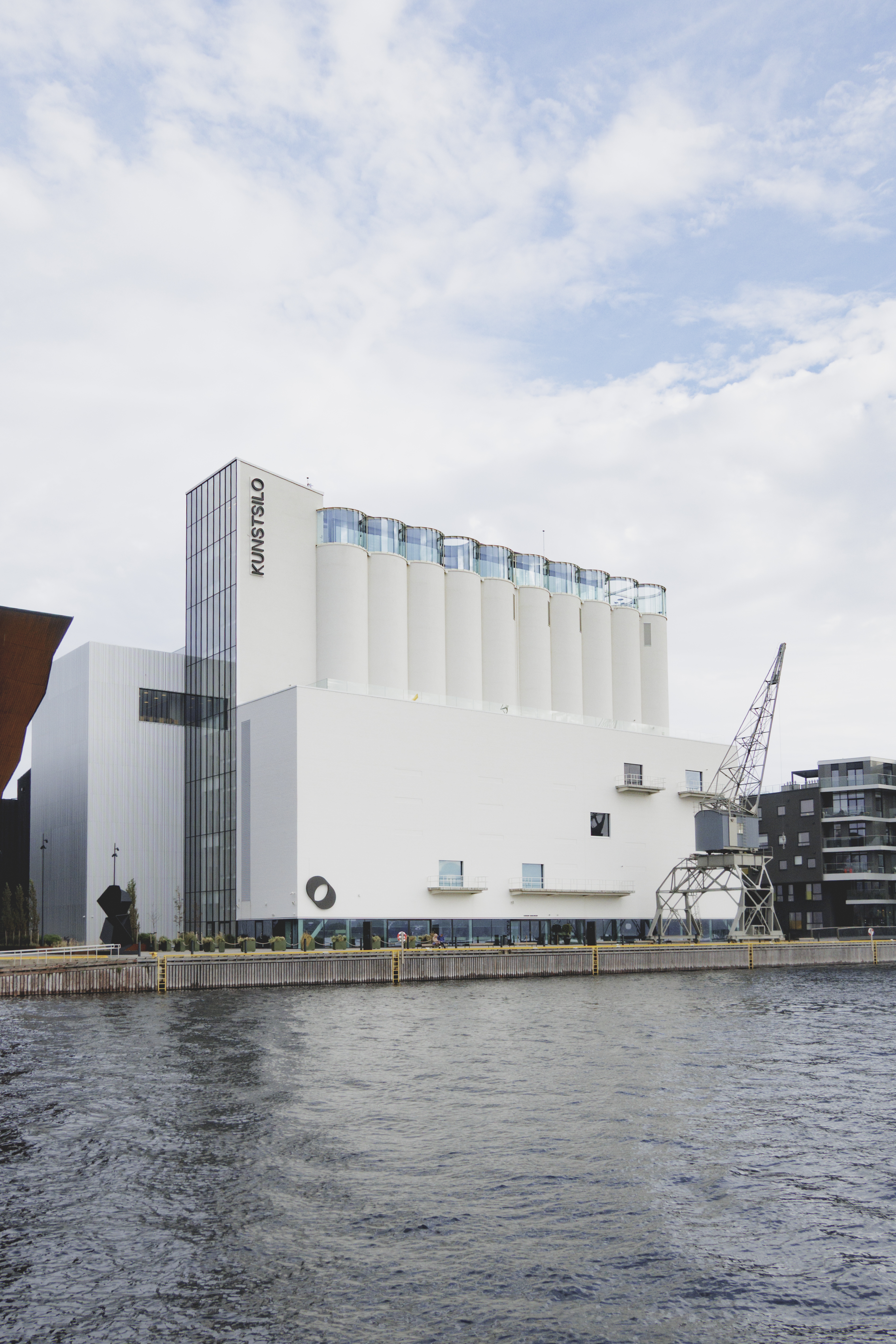 Kristiansandin Kunstsilo on jyhkeän funktionalistinen teollinen rakennus, joka on saanut uuden elämän taidekohteena.