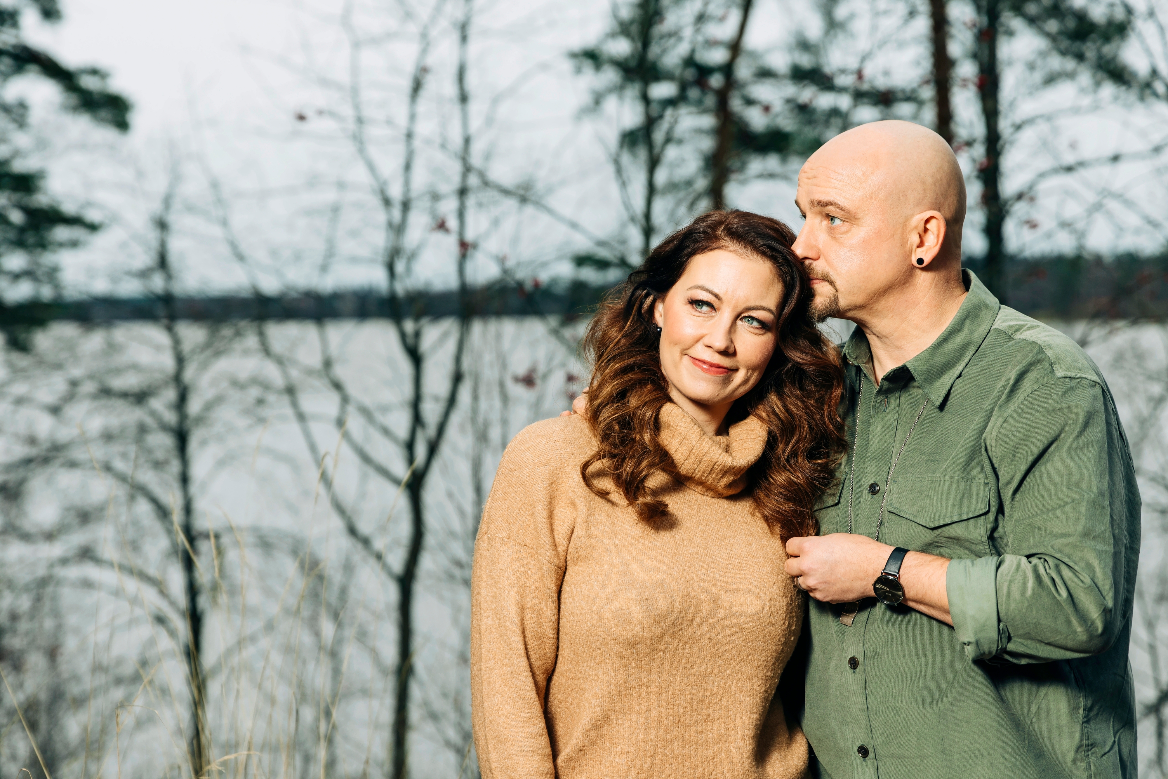 Sami Hintsanen suukottaa Varpu Hintsasta.