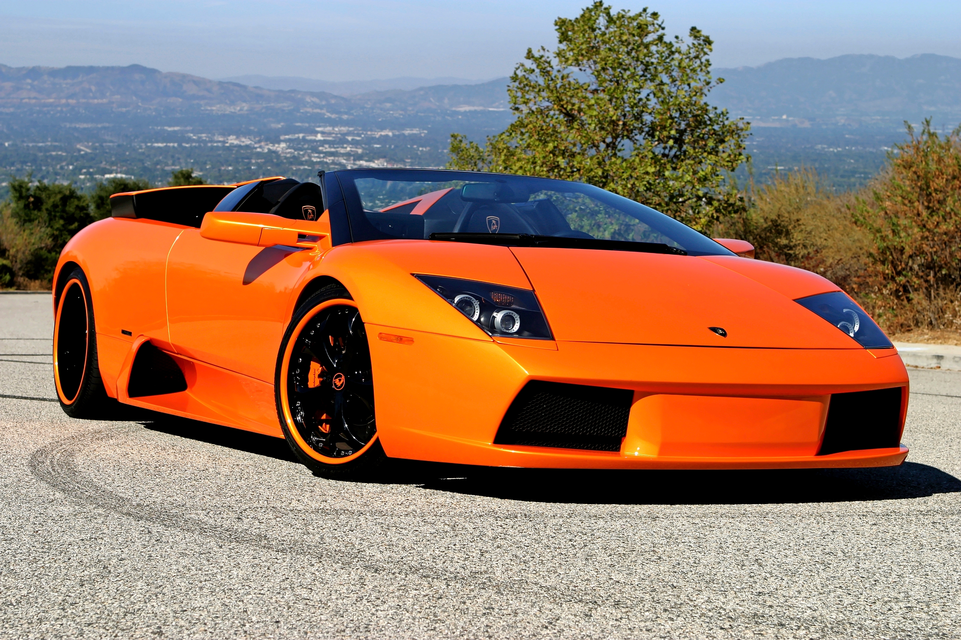 Lamborghini Murcielago. Koko tienoon ikkunat helisevät armottomasti, kun Lambon iso V12 lyödään tulille.