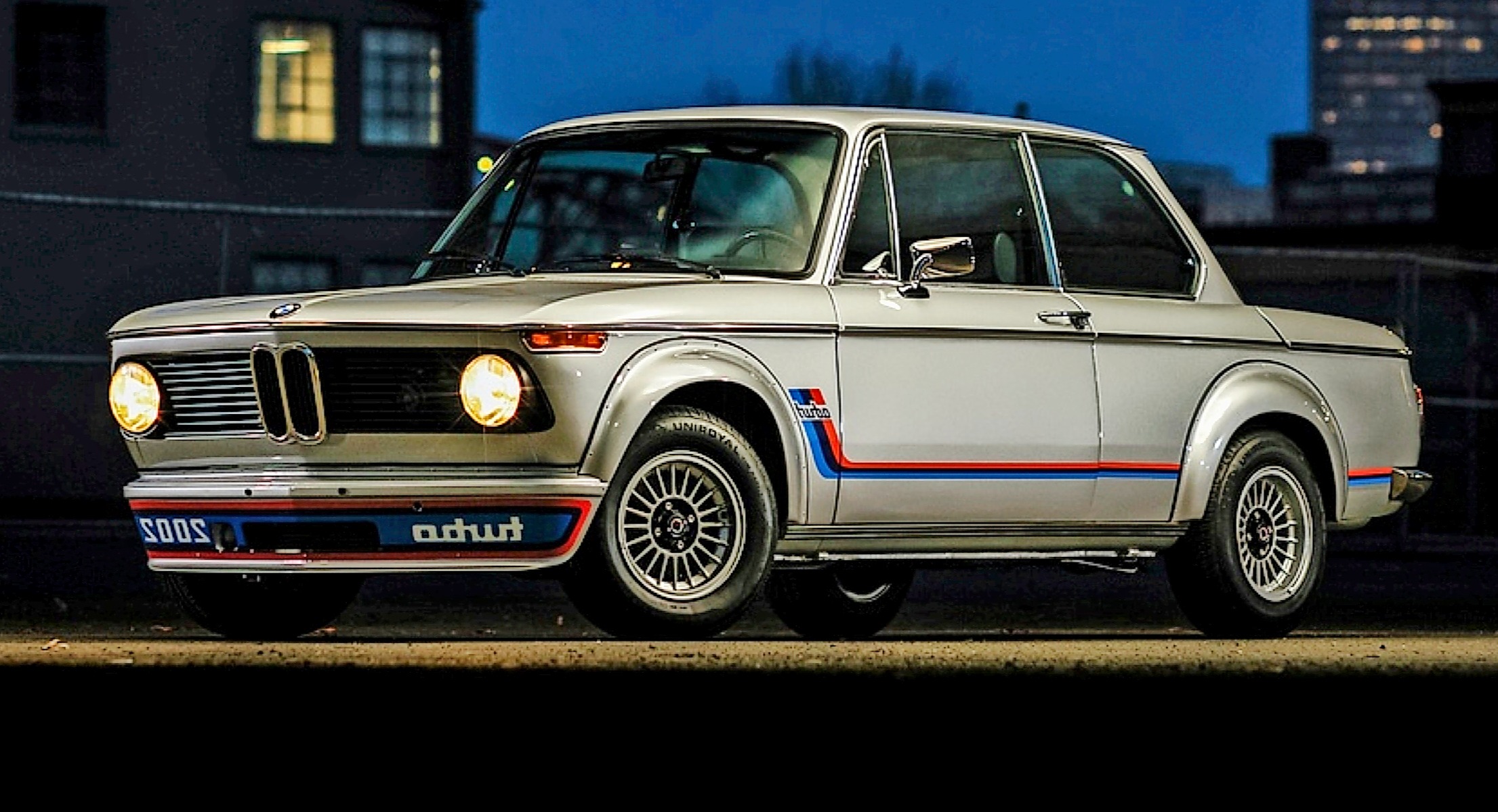 BMW 2002 Turbo. Tämä on jopa BMW:n mittapuulla erittäin julma peli. Keräilytavaraa, ja arvokasta sellaista.