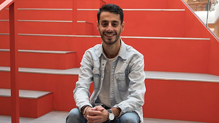 Reza Jafari sitter i 3Huset trappor.