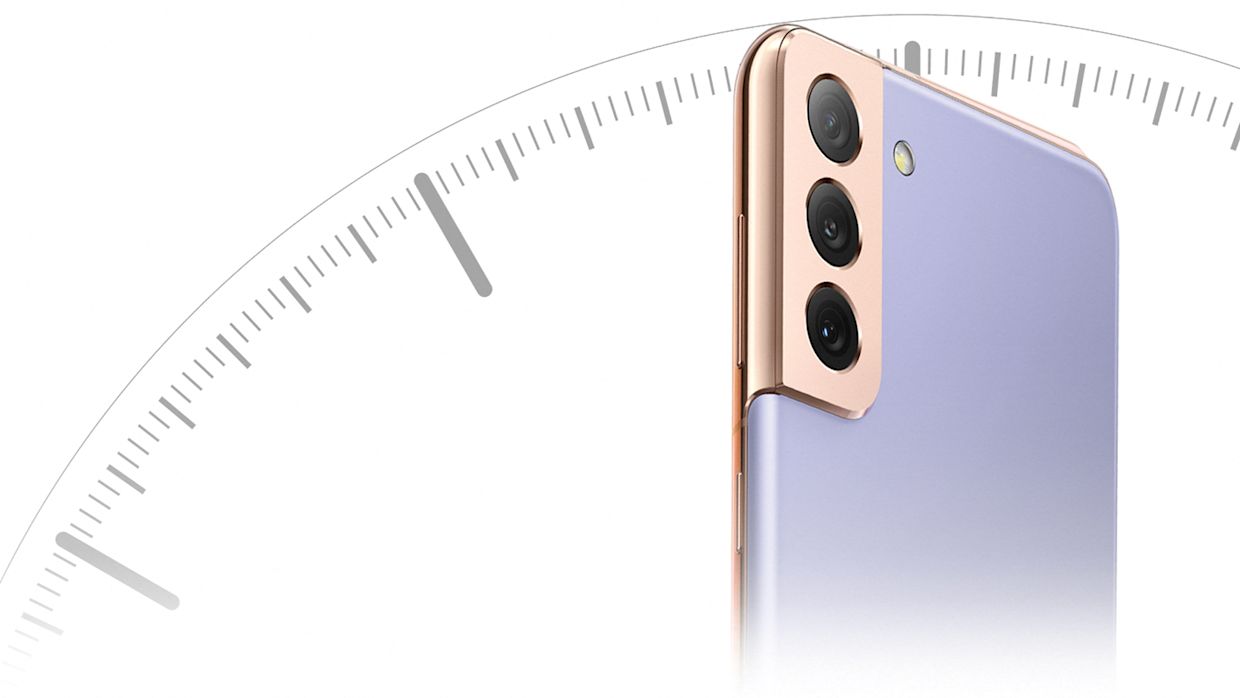 Baksidan på en av Galaxy S21-mobilerna mot en klocka för att illustrera den smarta batteritekniken som finns i mobilerna.