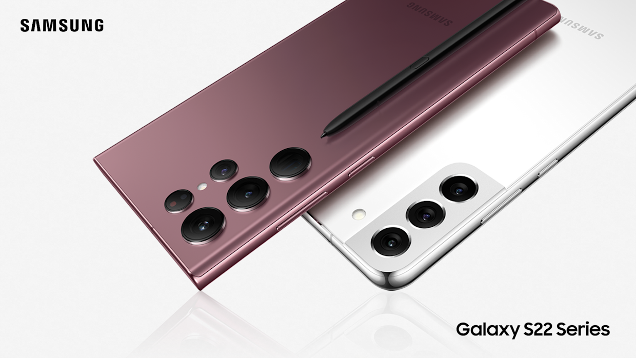 Burgundy-färgad Galaxy S22 Ultra tillsammans med en vit S22