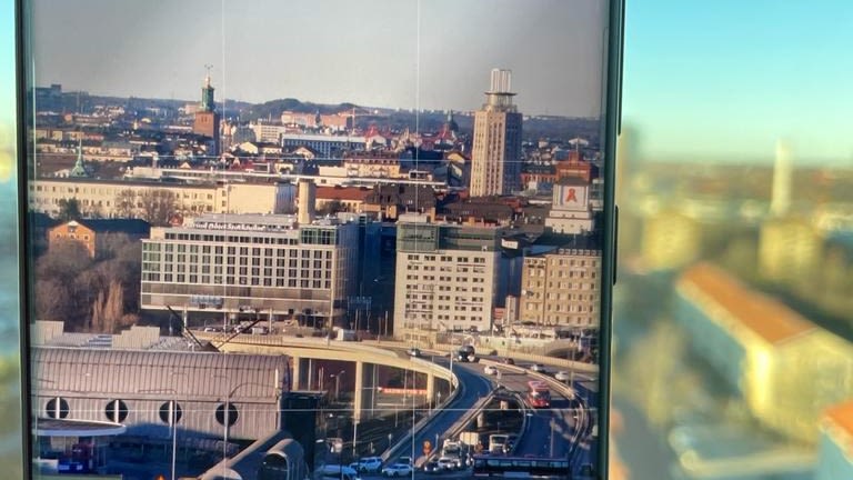 En mobil fotar Stockholms skyline