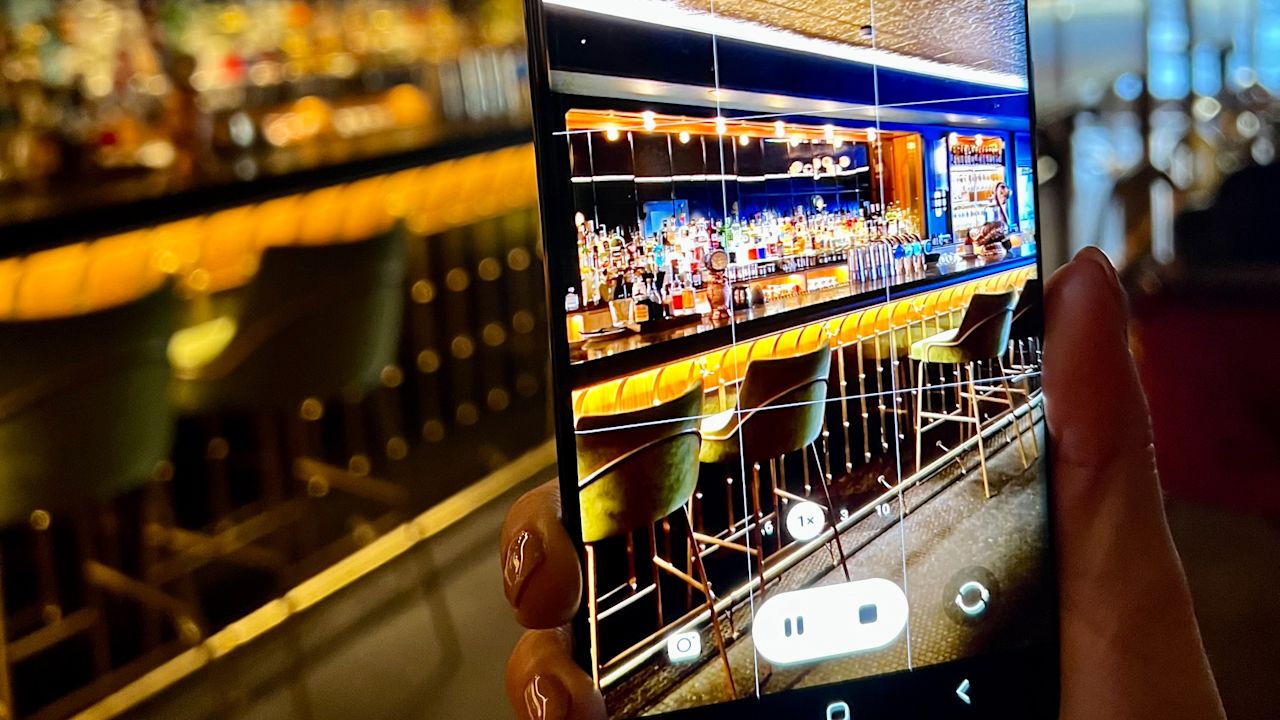 Galaxy s22 fotar i en bar med stolar och lampor