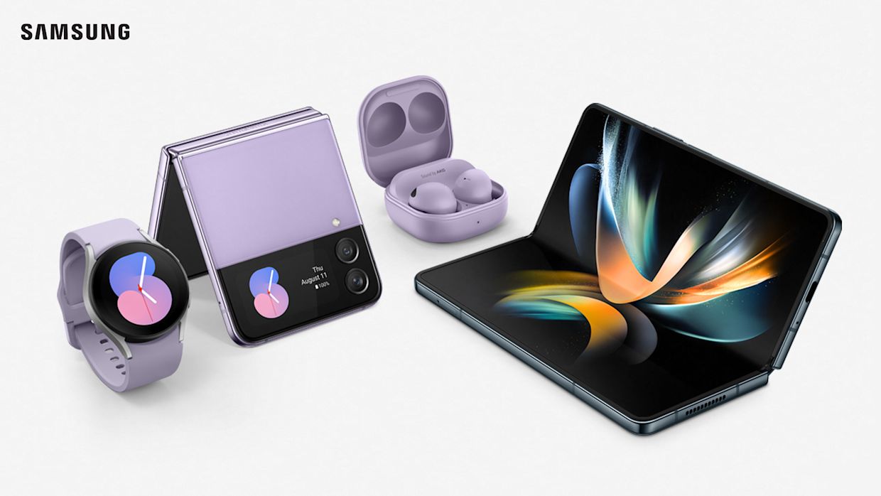 Nya Samsung Galaxy Z Flip4, Galaxy Z Fold4 tillsammans med klocka och hörlurar. Samsungs hela ekosystem.