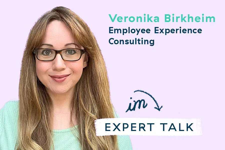 Eine Frau mit langen hellbraunen Haaren und Brille lächelt in die Kamera. Der Text lautet: Veronika Birkheim, Employee Experience Consulting and Expert Talk mit einem handgeschriebenen Pfeil, der auf den Text zeigt.