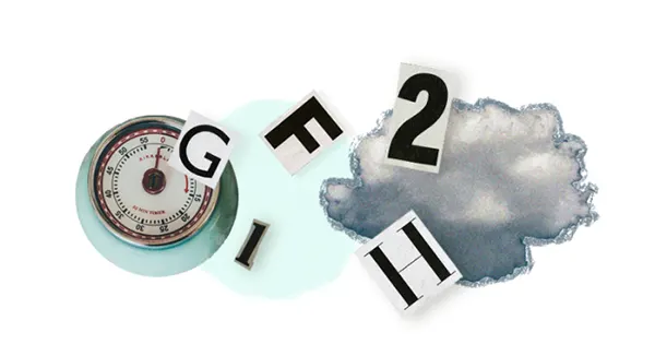 Ein Küchentimer, ein Wolkenbild und ausgeschnittene Buchstaben und Zahlen (G, F, 2, I, H) auf weißem Hintergrund.