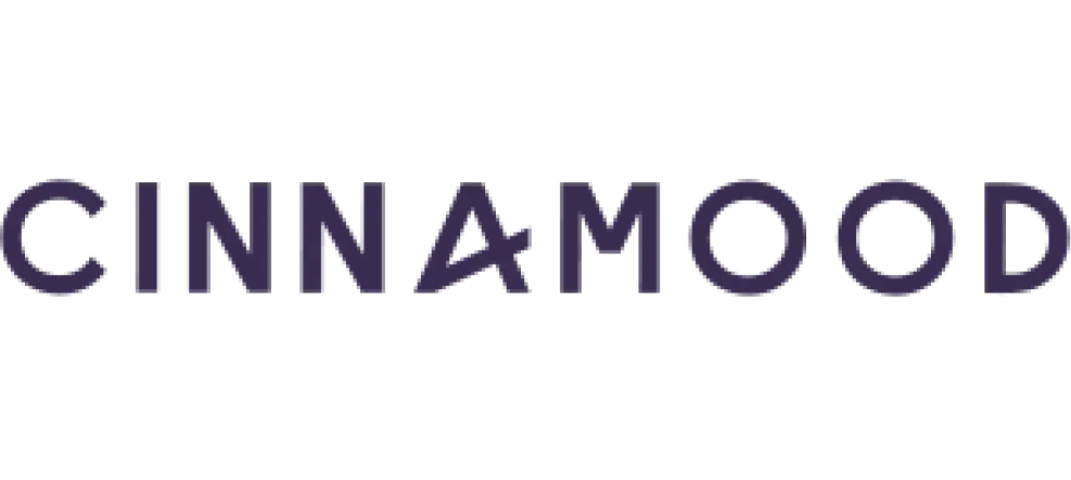 Das Bild zeigt das Wort CINNAMOOD in fetten, schwarzen Großbuchstaben auf einem transparenten Hintergrund.
