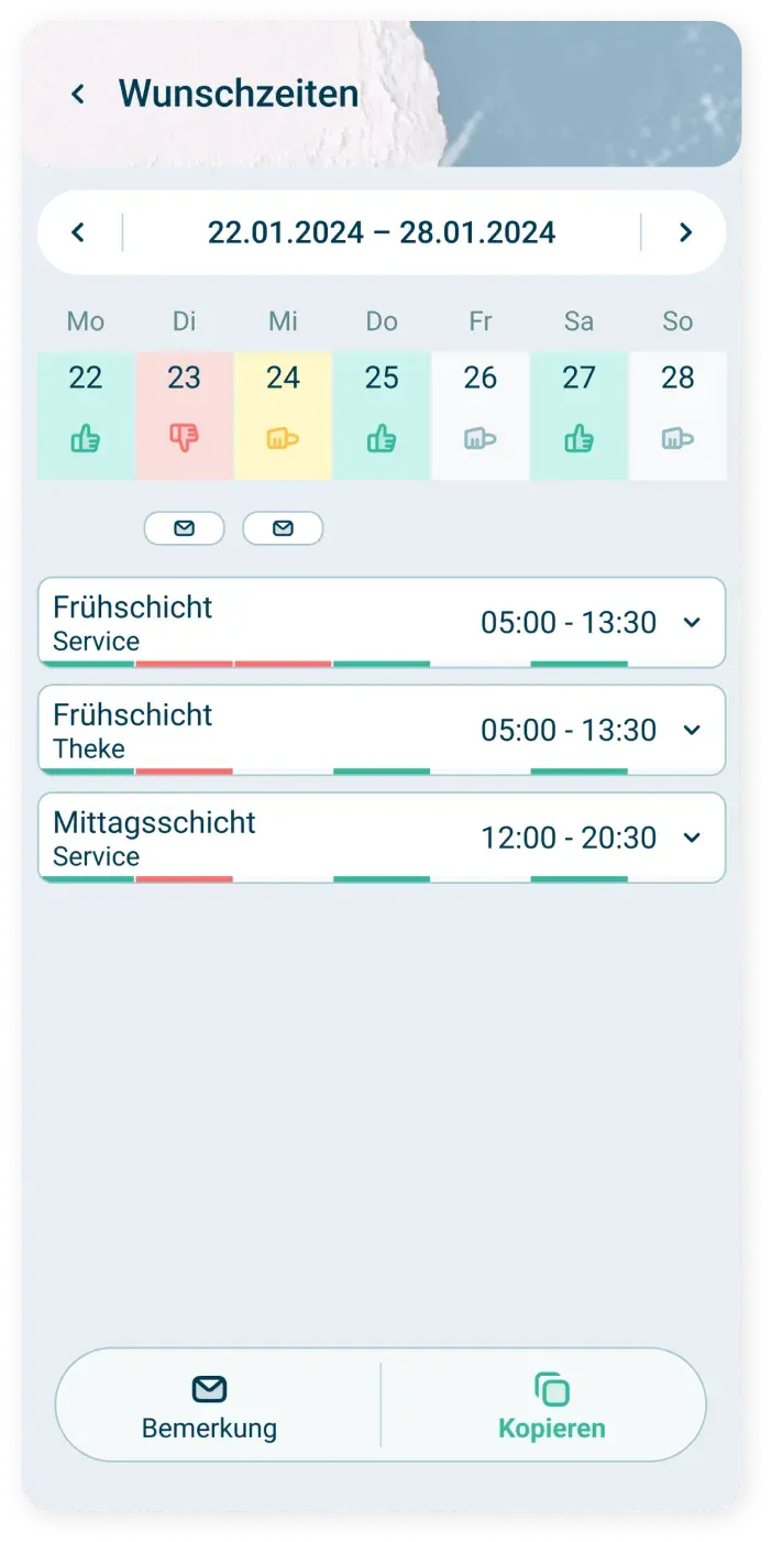 Ein Bildschirm der mobilen App in deutscher Sprache zeigt einen Wochenplan (22.01.2024-28.01.2024) mit den Schichten als Frühschicht und Mittagsschicht, zusammen mit den Schichtzeiten, farbcodierten Balken und Daumensymbolen für jeden Wochentag.