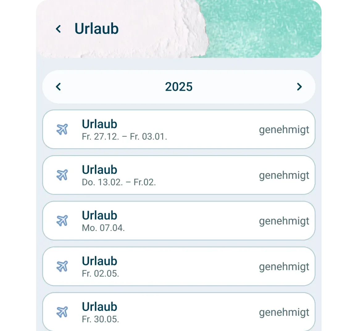 Ein Screenshot einer Urlaubs-App zeigt die genehmigten Urlaubsanträge für das Jahr 2025, einschließlich der Termine im Januar, Februar, April und Mai. Jeder Eintrag ist mit Urlaub beschriftet, mit Flugzeugsymbolen und dem Wort "genehmigt" auf der rechten Seite.