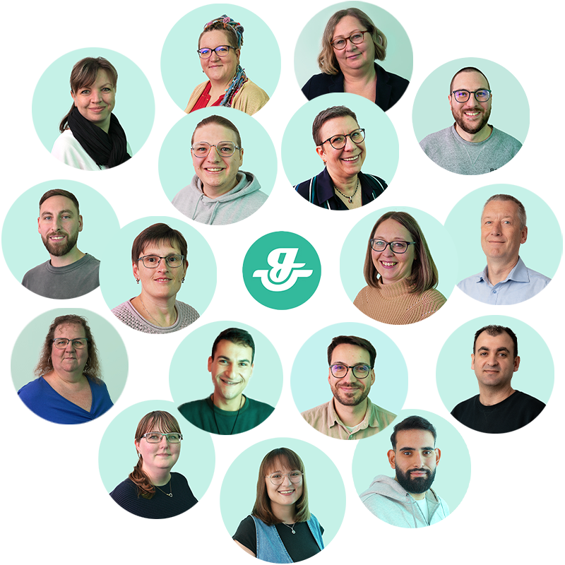 Eine Collage von 17 Personen, jede in einem kreisförmigen Rahmen, die in die Kamera lächeln und ein Logo in der Mitte haben. Der Hintergrund ist hellgrün. Die Collage zeigt einen Teil des Lohnexperten-Teams von gastromatic