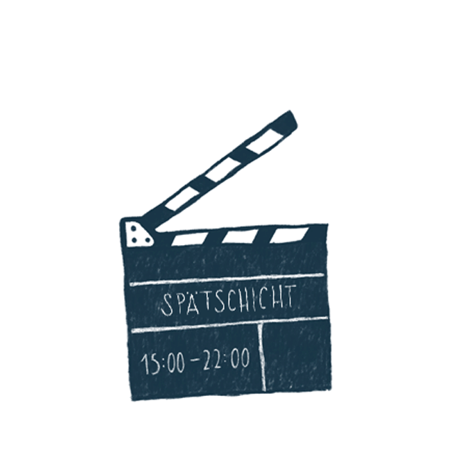 Eine dunkelblaue Filmklappe mit dem Wort SPÄTSCHICHT und der Uhrzeit 15:00-22:00 in weißer Schrift vor einem schlichten weißen Hintergrund.