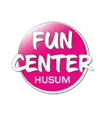 Ein rundes rosafarbenes Logo mit weißem Text, der in fetten, verspielten Buchstaben FUN CENTER HUSUM lautet.