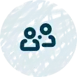 Icon von zwei vereinfachten menschlichen Figuren nebeneinander in dunkelblau auf einem hellblauen kreisförmigen Hintergrund, die Menschen oder eine Gruppe darstellen.